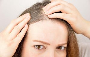 ماساژ دادن پوست سر با روغن ولرم، به کنترل طبیعی ریزش مو کمک می‌کند.