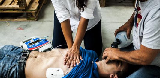 احیای قلبی ریوی (CPR) چیست و چگونه صورت میگیرد؟