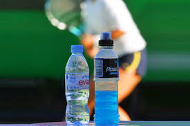 مقایسه آب در مقابل نوشیدنی های ورزشی