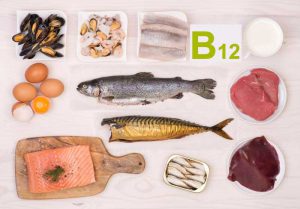 بدن ما به چقدر ویتامین ب۱۲ (B12) نیاز دارد؟ چه مقدار و چقدر ویتامین ب۱۲ (B12) باید در روز مصرف کنیم؟ دوز مصرفی ویتامین ب۱۲ (B12) 